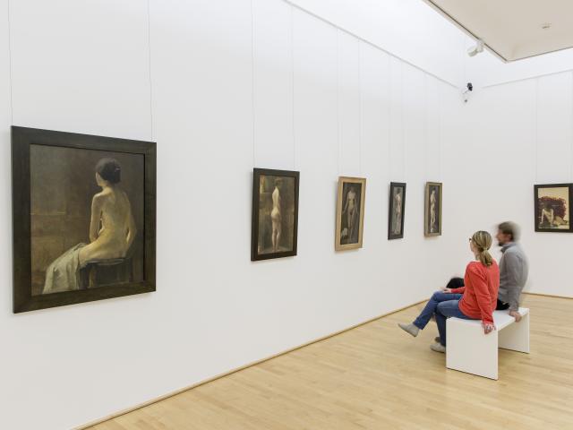 Zwei Besucher sitzend vor frühen Aktmalereien von Emil Nolde und Paula.Modersohn-Becker. Foto: Kay Michalak