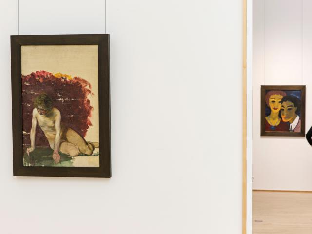 Im Vordergrund: "Mädchenakt" (1900) von Emil Nolde, im Hintergrund Besucherin vor "Bruder und Schwester" (1918) von Emil Nolde, Foto: Kay Michalakak