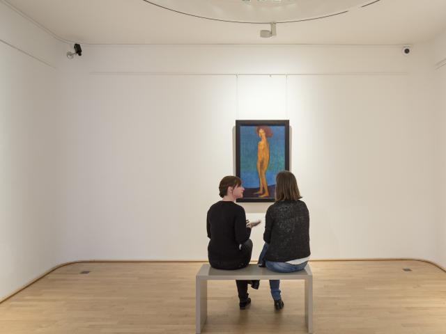 Besucherinnen sitzend vor "Mädchenakt" (1911) von Emil Nolde, Foto: Kay Michalak