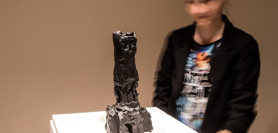 Junge Besucherin vor Modell des Verkehrsturms, Museen Böttcherstrasse, Foto: Patric Leo Junge Besucherin vor Modell des Verkehrsturms, Museen Böttcherstrasse, Foto: Patric Leo