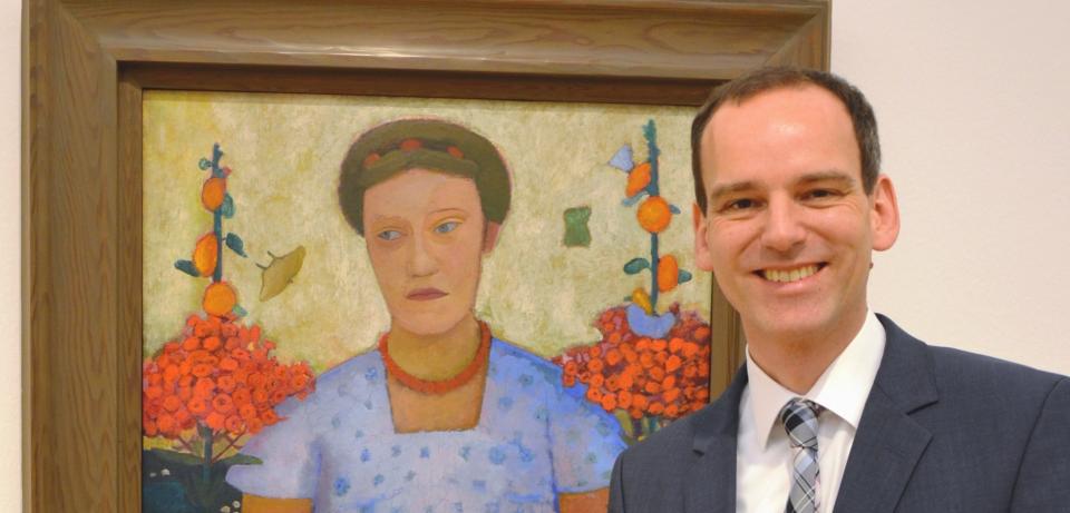 Dr. Frank Schmidt vor Bildnis Lee Hoetger vor Blumengrund Paula Modersohn Becker 1906 copyright Museen Boettcherstrasse 