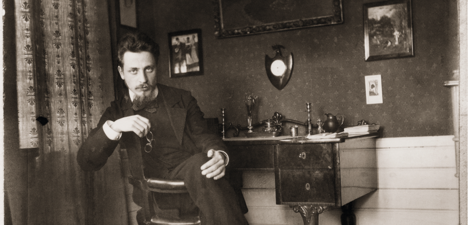 Rainer Maria Rilke in seinem Arbeitszimmer am Schreibtisch um 1901 Foto: ©Paula-Modersohn-Becker-Stiftung, Bremen