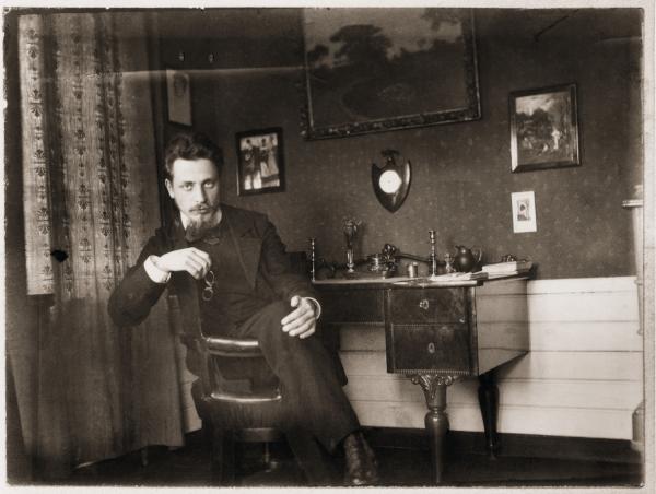 Rainer Maria Rilke in seinem Arbeitszimmer am Schreibtisch um 1901 PaulaModersohnBeckerStiftung 72dpi