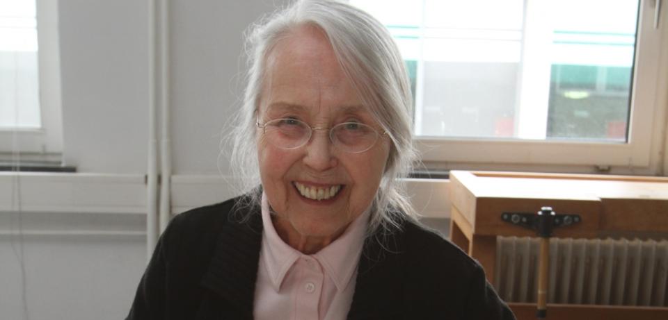Teilnehmerin Aktiv mit Demenz Foto Roland Scheitz gedreht web Teilnehmerin im Atelierkurs, Foto: Roland Scheitz