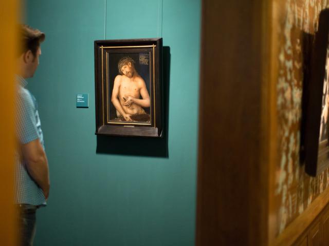 Besucher vor Lucas Cranach d. Ä.: Christus als Schmerzensmann, um 1537, Museen Böttcherstraße, Ludwig Roselius Museum, Foto: freiraumfotografie Bremen