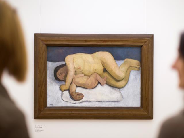 Besucherinnen vor Paula Modersohn-Becker: Liegende Mutter mit Kind II, Museen Böttcherstraße, Paula Modersohn-Becker Museum, Bremen, Foto: freiraumfotografie Bremen