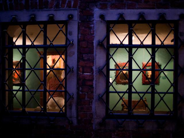 Blick durch die Fenster in den hell erleuchteten Cranach-Raum. Foto: freiraumfotografie Bremen