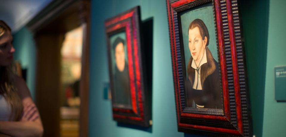 Ausstellungsraum im Ludwig Roselius Museum, Martin Luther und Katharina von Bora, Foto: freiraumfotografie Bremen Ausstellungsraum im Ludwig Roselius Museum, mit Werken von Lucas Cranach d. Ä.: Bildnis Martin Luther (1529) und Bildnis Katharina von Bora (1529), Foto: freiraumfotografie, Bremen