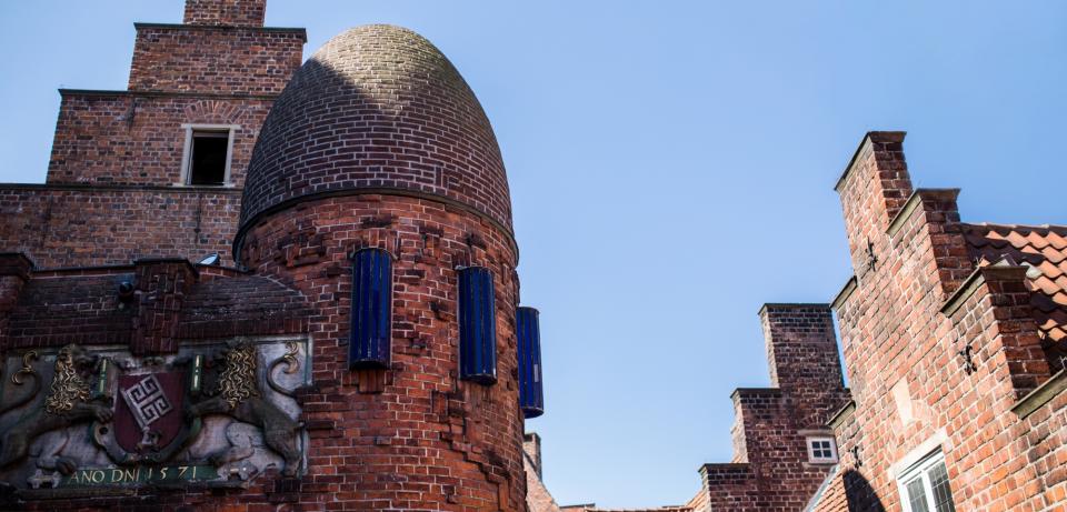 Blick von der Terrasse des Paula Modersohn Becker Museums auf das Ludwig Roselius Museum Foto freiraumfotografie Bremen web Blick von der Terrasse des Paula Modersohn-Becker Museums auf das Ludwig Roselius Museum, Foto: freiraumfotografie, Bremen