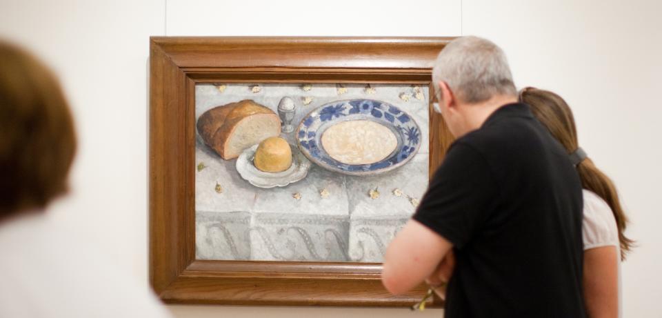 Besucher bei oeffentlicher Fuehrung web Besucher bei öffentlicher Führung vor Paula Modersohn-Becker: Stillleben mit Milchsatte, 1905, Museen Böttcherstraße, Paula Modersohn-Becker Museum, Bremen
