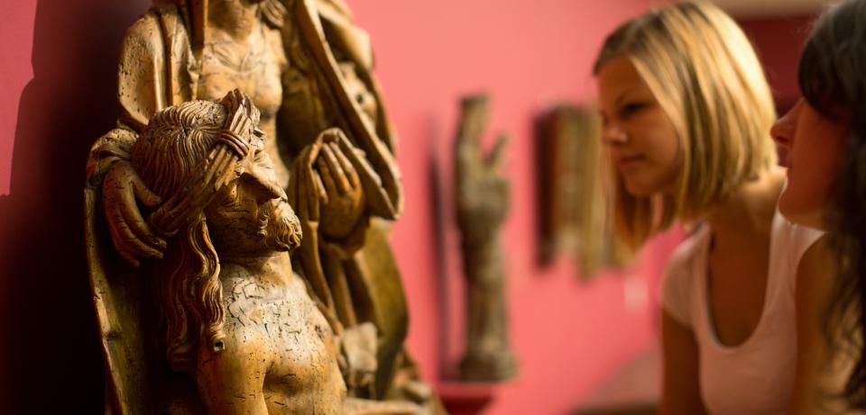 Besucherinnen vor Skulptur Beweinung Christi Foto freiraumfotografie Bremen Besucherinnen vor Tilman Riemenschneider: Beweinung Christi, um 1515, Museen Böttcherstraße, Ludwig Roselius Museum, Bremen, Foto: freiraumfotografie, Bremen 
