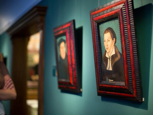 Besucherin im Ludwig Roselius Museum vor Werken von Lucas Cranach d. Ä., Foto: freiraumfotografie Bremen Copyright