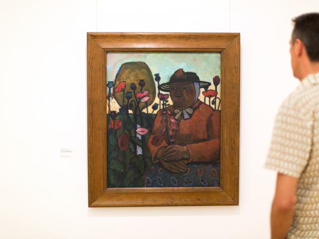 Besucher vor Paula Modersohn-Becker, Alte Armenhäuslerin im Garten mit Glaskugel, 1907, Foto: freiraumfotografie, Bremen