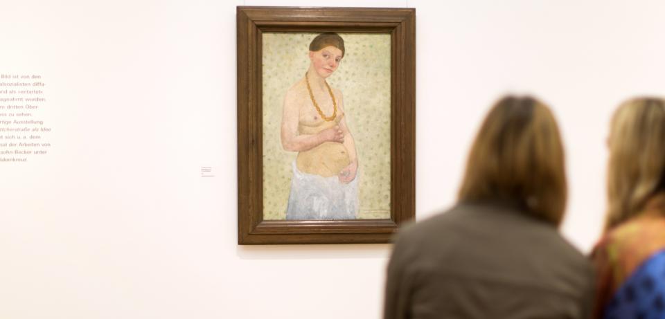 Besucher vor Paula Modersohn-Becker, Selbstbildnis am 6 Hochzeitstag, 25. Mai 1906, Foto: freiraumfotografie Bremen Besucher vor Paula Modersohn-Becker, Selbstbildnis am 6 Hochzeitstag, 25. Mai 1906, Foto: freiraumfotografie, Bremen