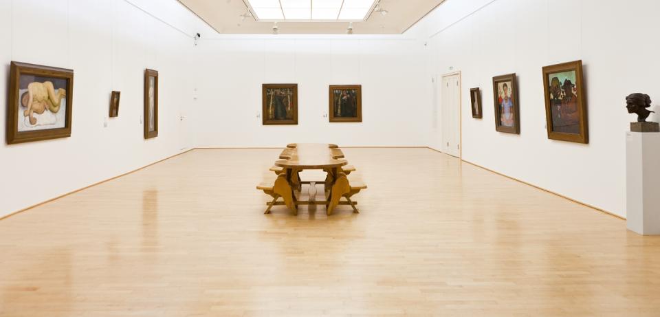 Ausstellungssaal Paula Modersohn Becker Museum mit Hoetger Tisch Ausstellungssaal im Paula Modersohn-Becker Museum mit Hoetger Tisch, Foto: freiraumfotografie, Bremen