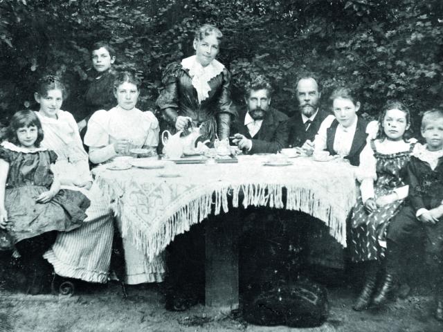 Die Familie Becker im Garten des Hauses Schwachhauser Chaussee 29, Paula Modersohn-Becker-Stiftung, Bremen