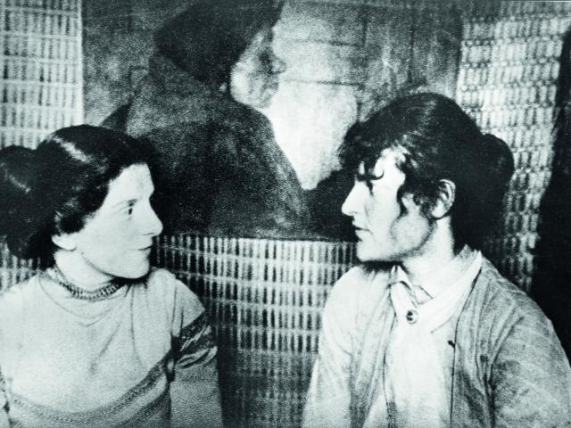 Paula Becker mit Clara Westhoff in Paula Beckers Atelier, um 1899, Paula Modersohn-Becker-Stiftung, Bremen