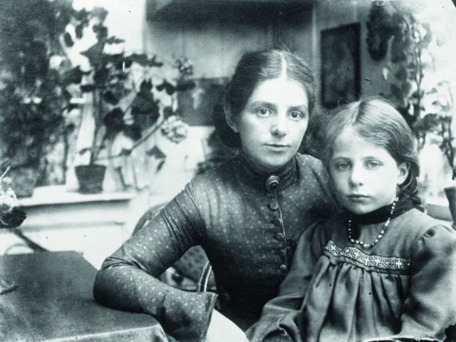 Paula Modersohn-Becker mit Elsbeth im Worpsweder Garten, um 1903, Paula Modersohn-Becker-Stiftung, Bremen