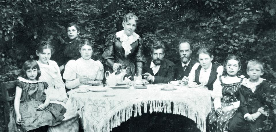 Die Familie Becker im Garten des Hauses Schwachhauser Chaussee 29 web2 Die Familie Becker im Garten des Hauses Schwachhauser Chaussee 29, Paula Modersohn-Becker-Stiftung, Bremen