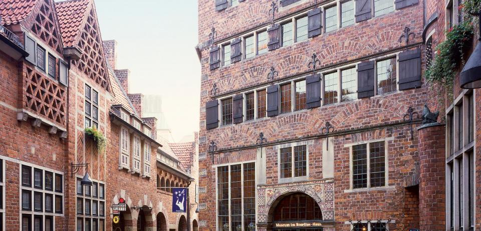 Fassade Museum im Roselius Haus Archiv Boettcherstrasse Bremen klein Arbeitsplatz des Teams der Museen Böttcherstraße: Dachgeschoss des Ludwig Roselius Museums, Foto: Archiv Böttcherstraße