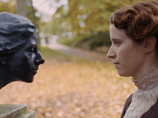 Katharina Stark als junge Schauspielerin Paula vor der Statue von Paula Modersohn-Becker.  In ihrer Vorbereitung auf die Rolle begibt sie sich auf die Spuren der bedeutenden Malerin  und nähert sich Leben und Werk der Künstlerin an. /Foto: W-FILM