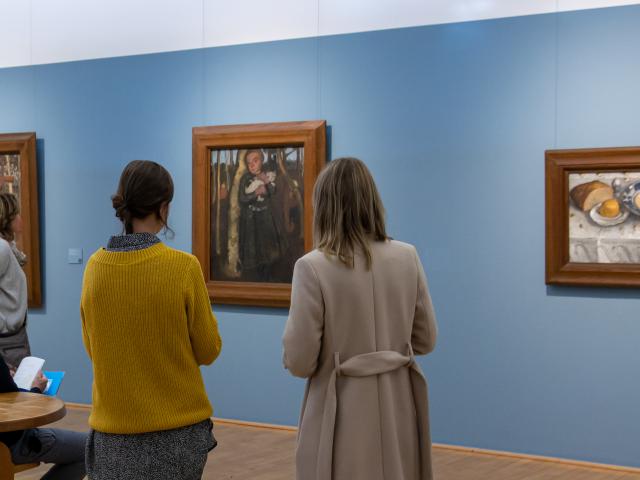 Besucher vor Gemaelden im Paula Modersohn Becker Museum Foto Patric Leo  Copyright