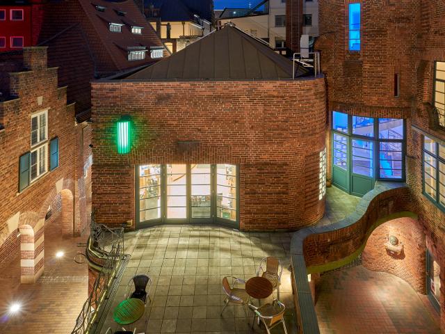 Blick auf die beleuchtete Terrasse des Paula Modersohn-Becker Museums.Foto: Martin Luther