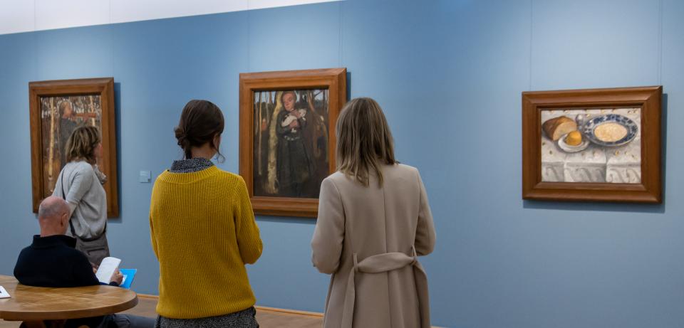 Besucher vor Gemaelden im Paula Modersohn Becker Museum Foto Patric Leo  