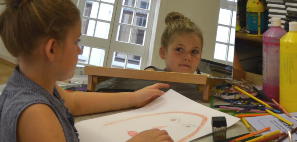 Junge Besucherin malt ihr Spiegelbild Foto Museen Boettcherstrasse 