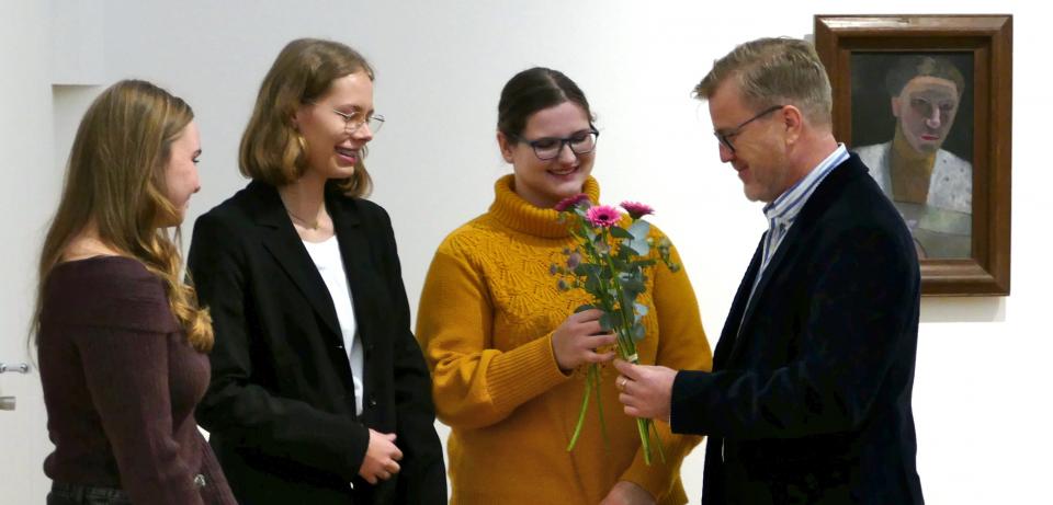 Deine Story zur Kunst: Gewinnerinnen Preisverleihung: Gewinnerinnen des Schreibwettbewerbs "Deine Story zur Kunst" 2024 (c) P